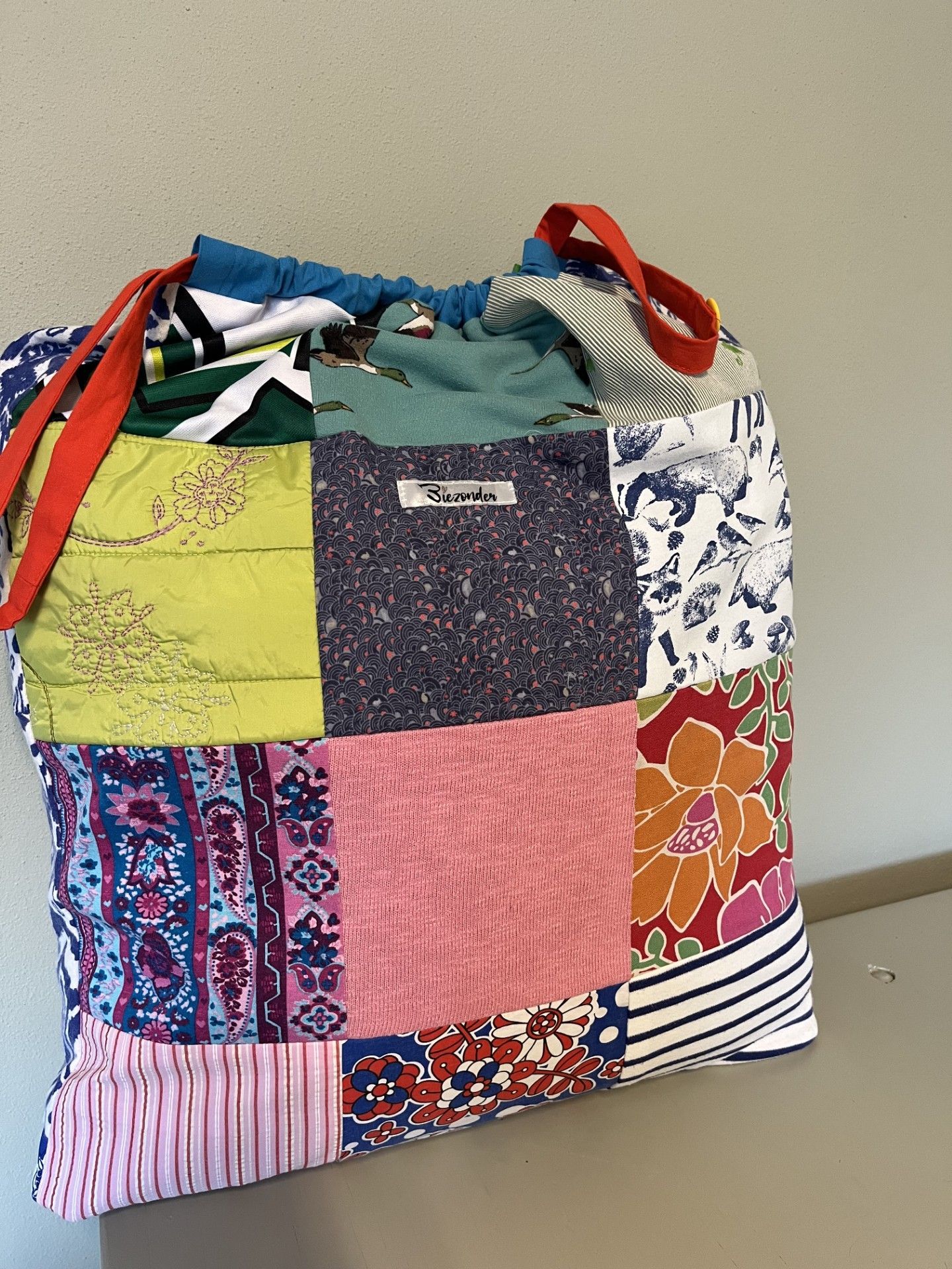Een tas gemaakt van kleding voor herinneringsdeken, een tastbaar cadeau die troost geeft