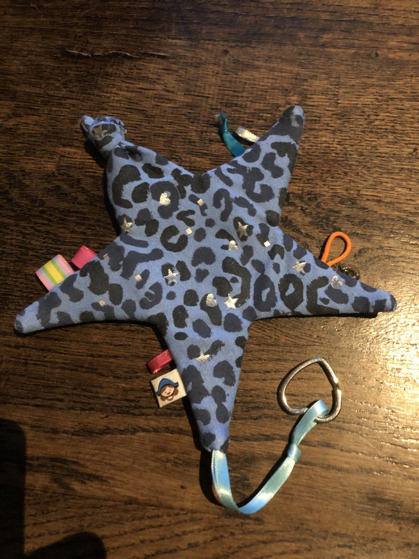 een kleine ster gemaakt voor kraamcadeau van dierbare kleding met allerlei frutsel