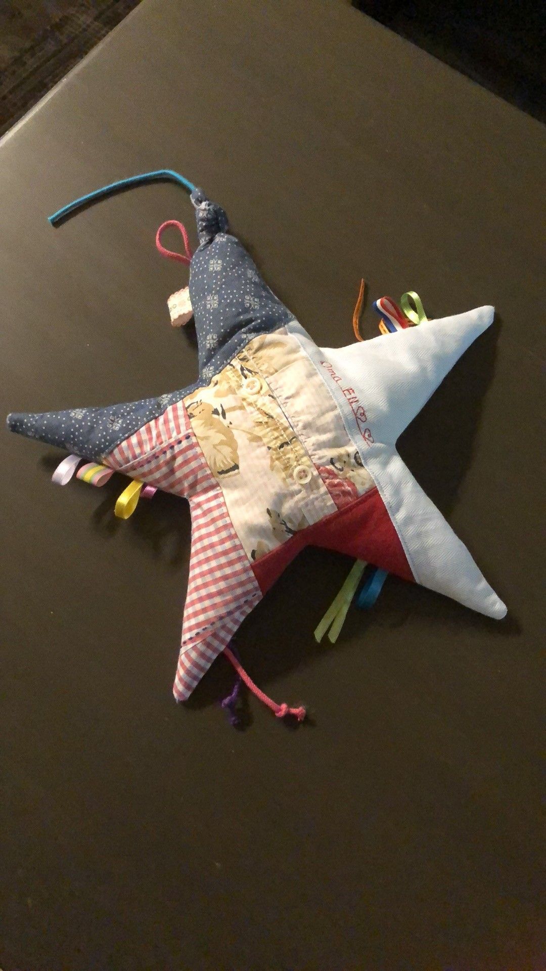 in atelier Biezonder  een ster gemaakt van kleding van dierbare een cadeau een tastbare herinnering voor een kleinkind