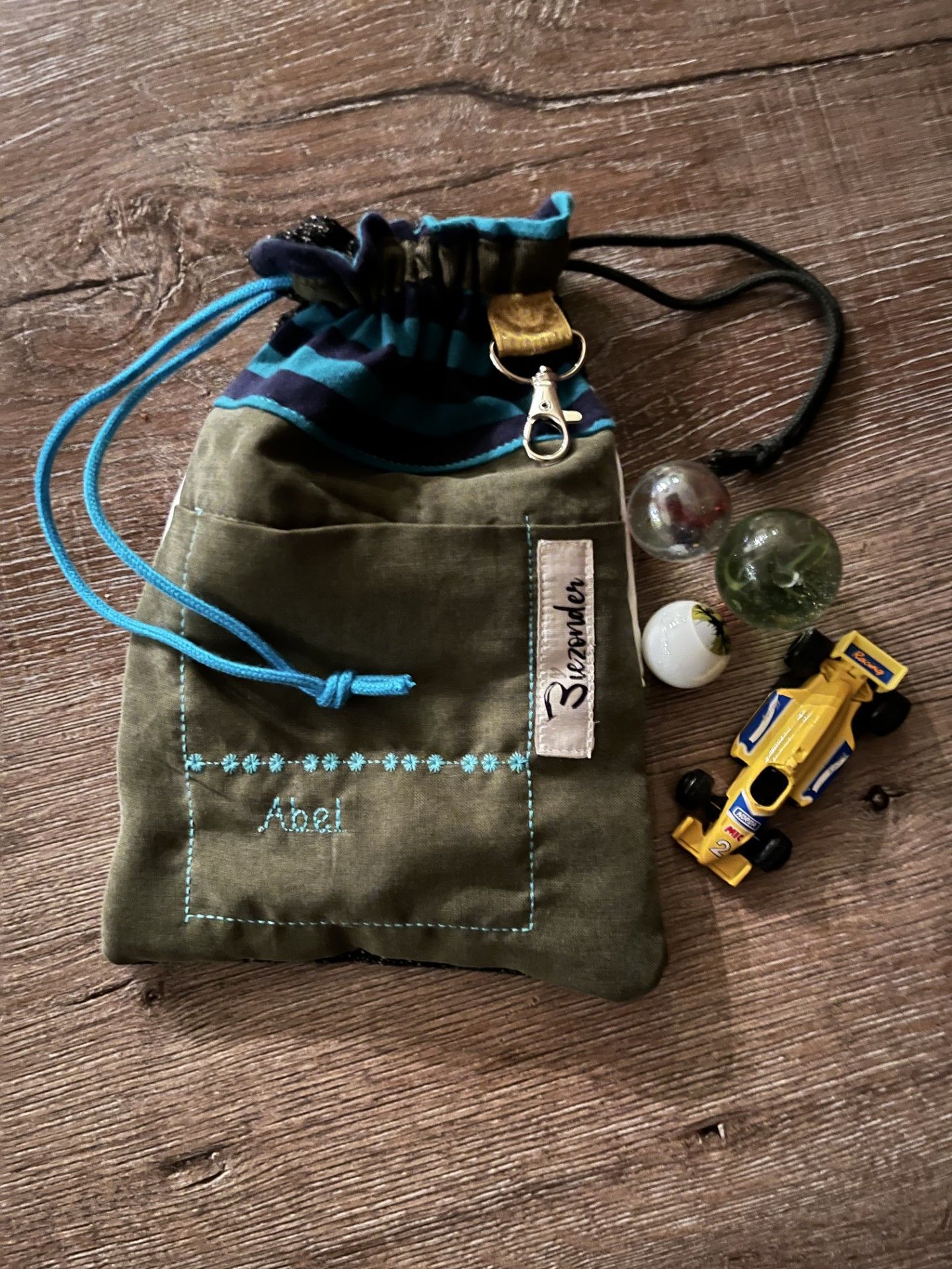 een klein tasje gemaakt van kleding van oma voor een kleinzoon, een tastbaar aandenken 