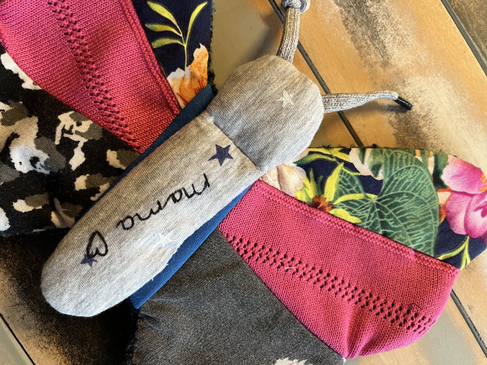 in atelier Biezonder maakte Ell Jans een vlinder van kleding van een moeder voor haar dochter