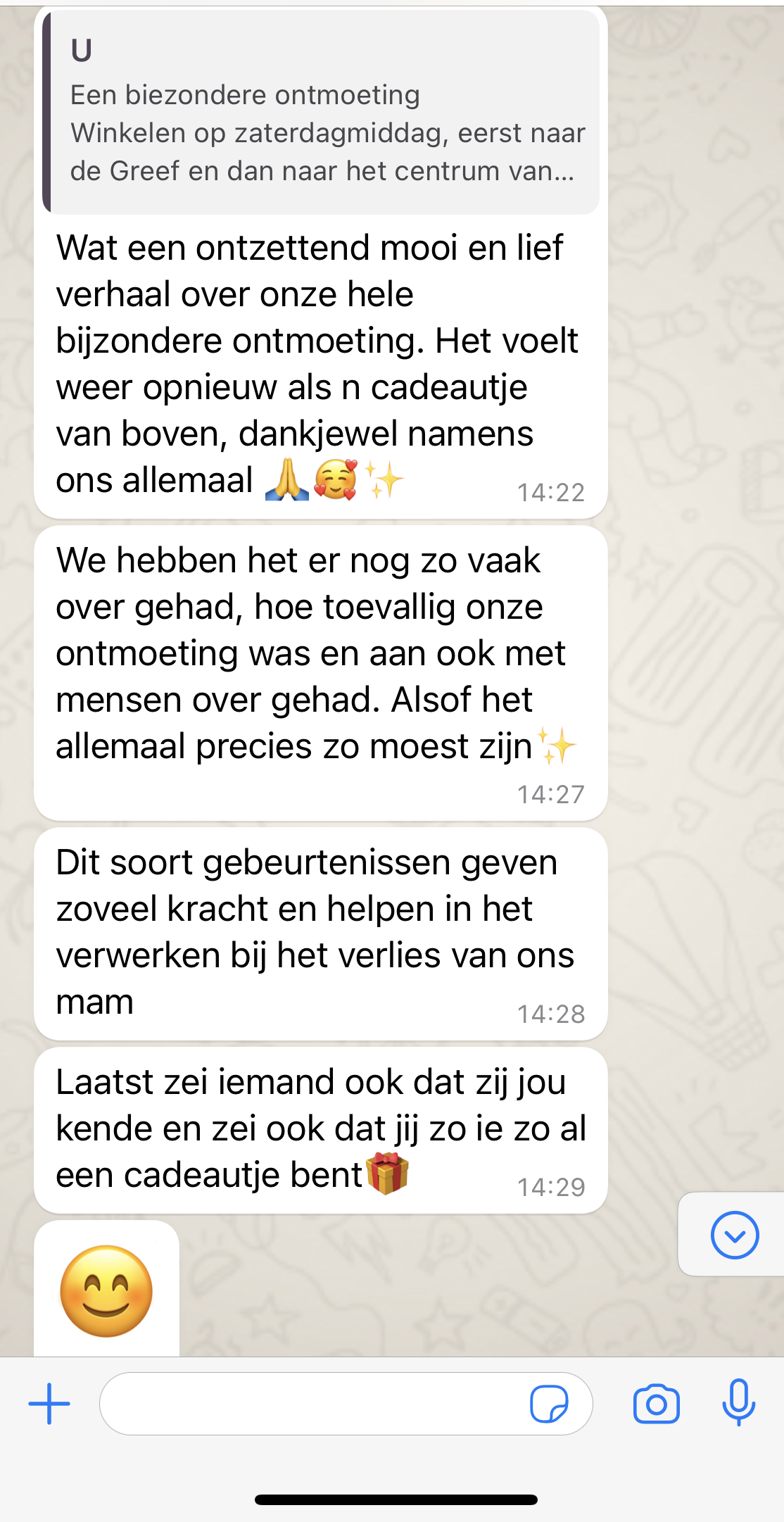 Wazige schermafbeelding van een chatgesprek, gemaakt met een telefoon, met meerdere witte berichtballonnen en een gele lachende emoji onderaan.