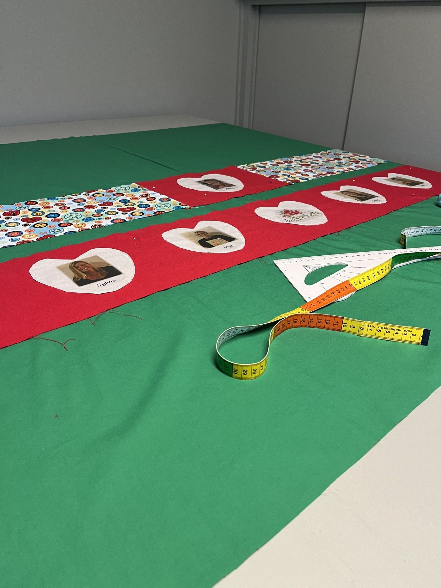 herinneringsdeken, memorydeken op werktafel in atelier Biezonder