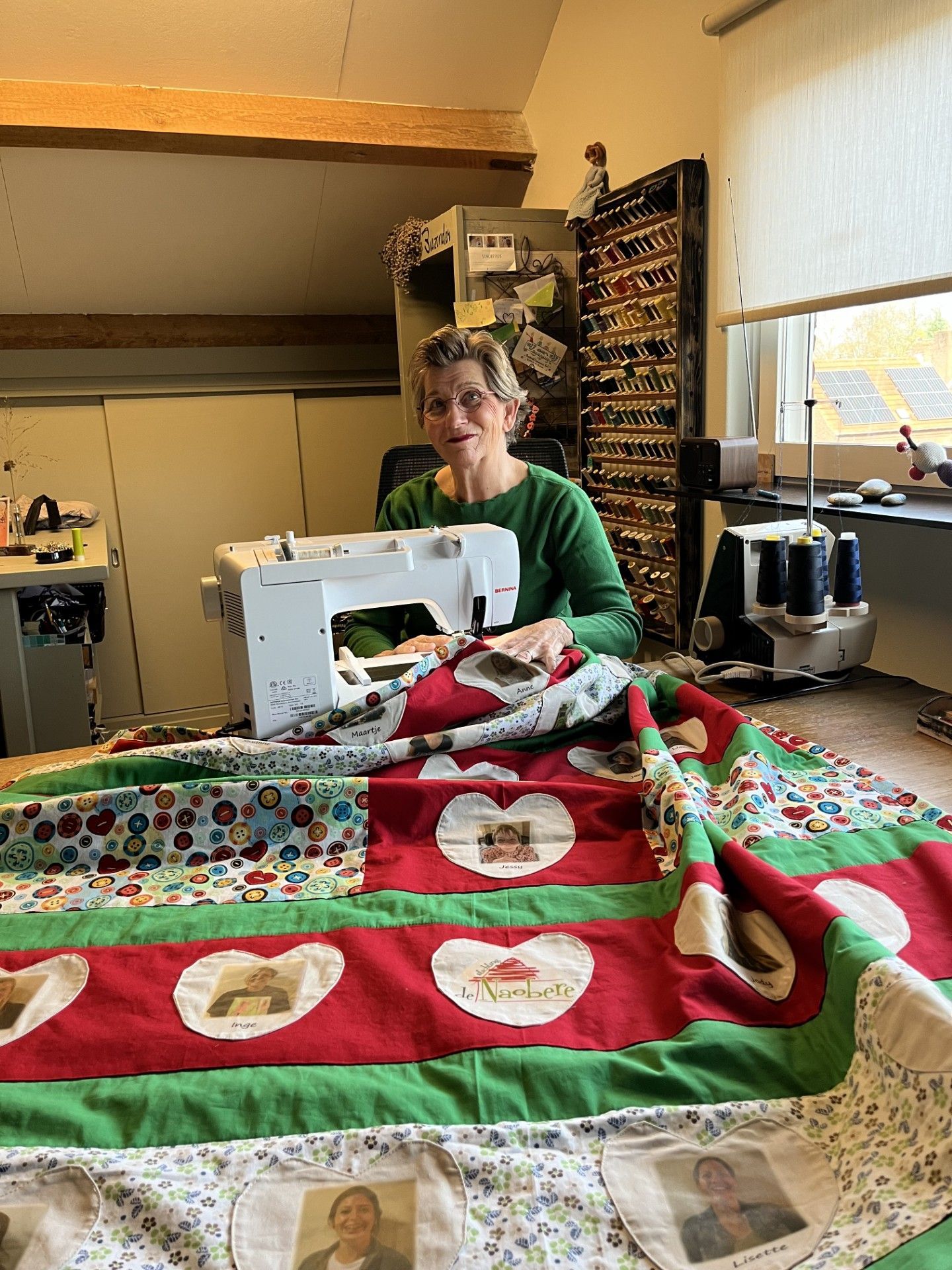 Ell Jans achter de naaimachine in atelier Biezonder
