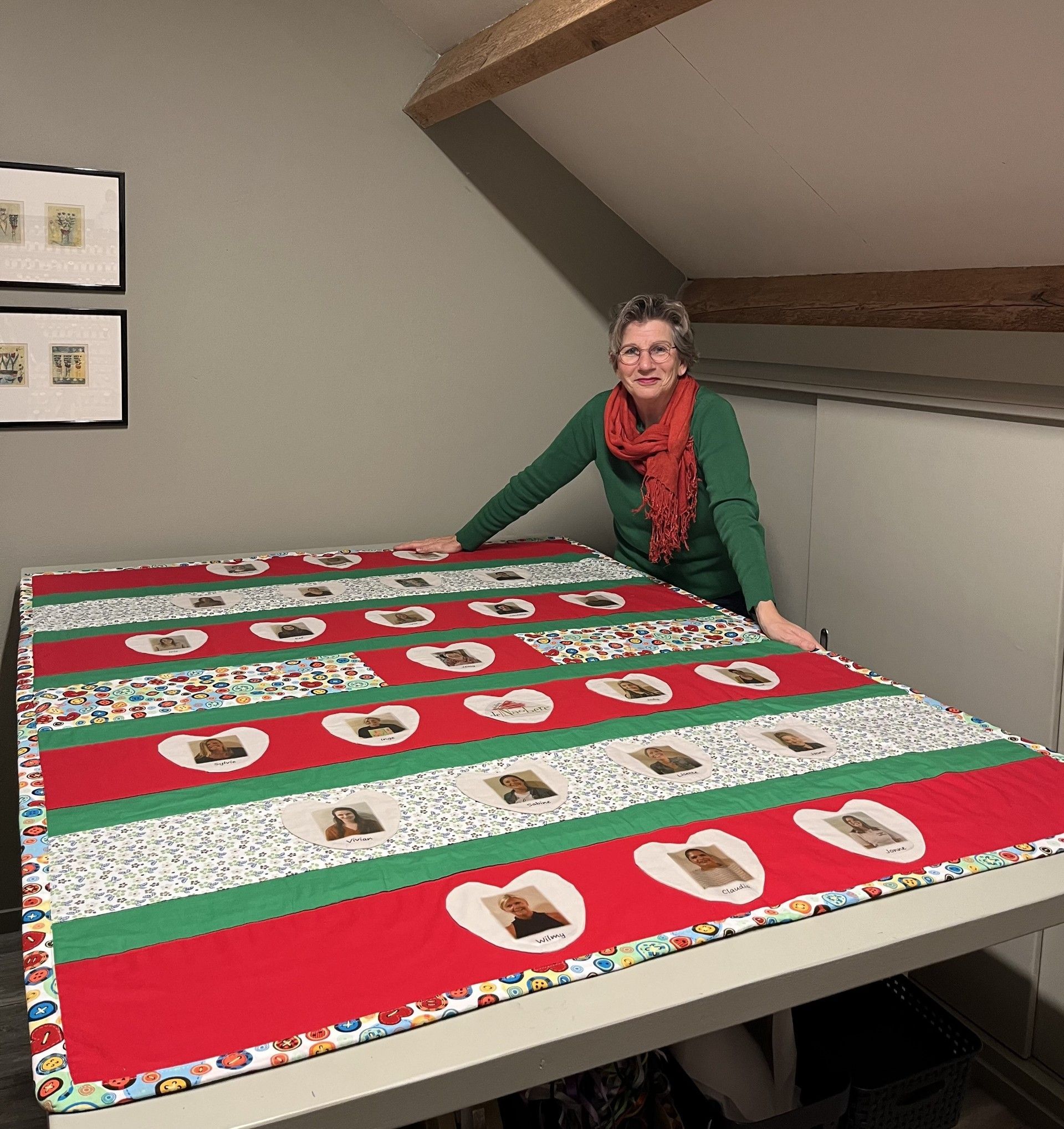 Ell Jans in haar atelier Biezonder bij een herinneringsdeken, memorydeken