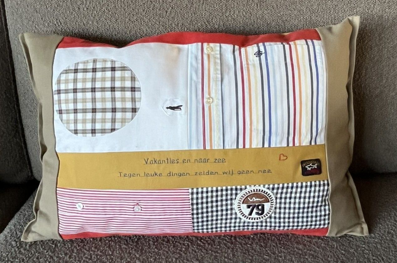 herinneringskussen gemaakt van kleding van een dierbare voor zijn vrouw in atelier Biezonder