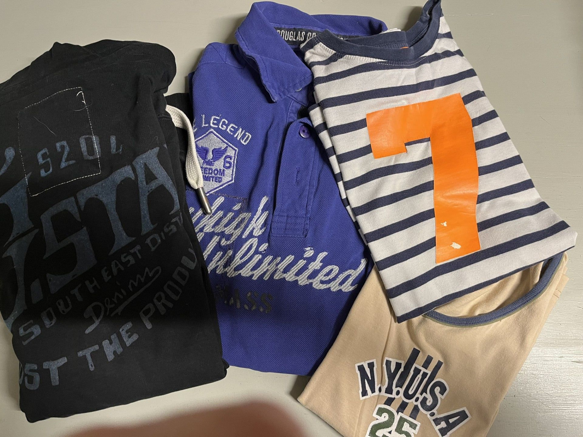 kleding van dierbaren op werktafel in atelier Biezonder