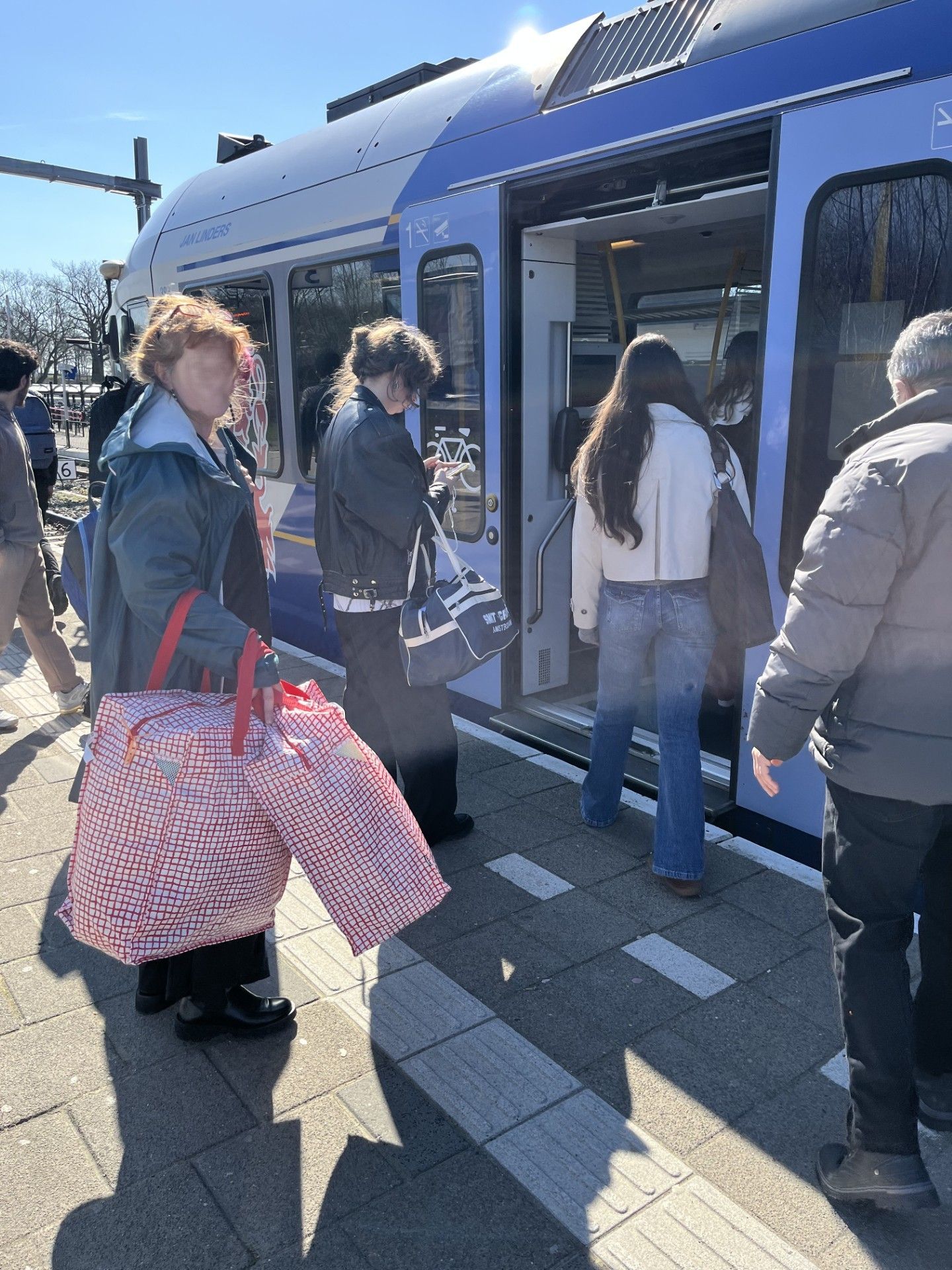 Een herinneringsdeken, gaat naar haar bestemming, naar Den Haag als een uniek tastbaar cadeau voor haar 21-jarige dochter