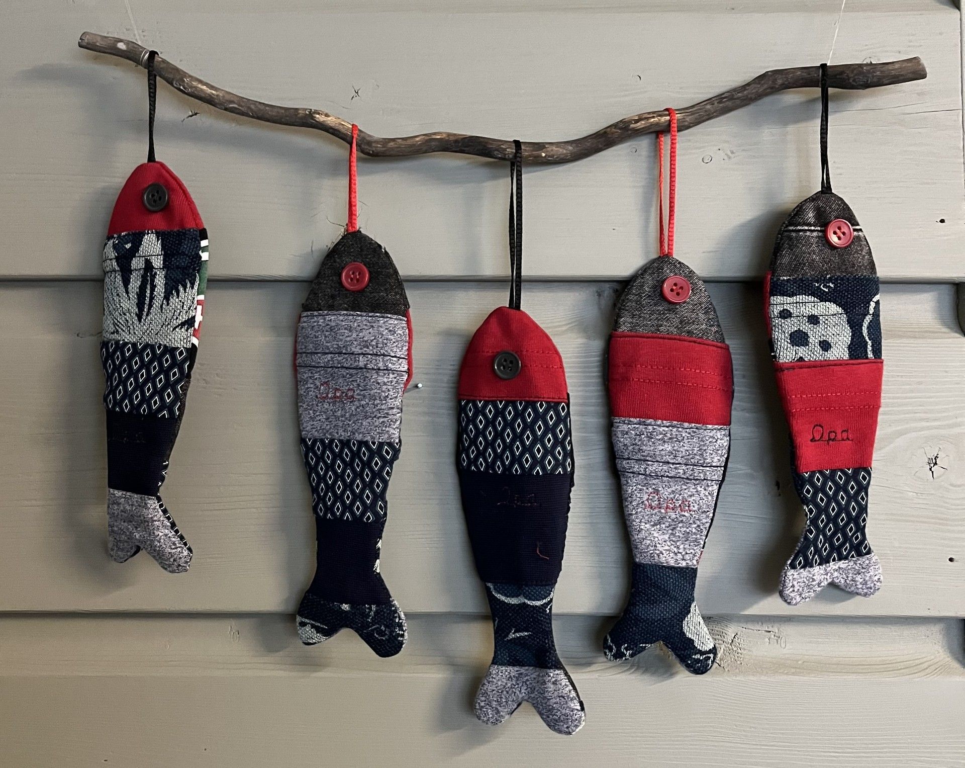 visjes gemaakt in atelier Biezonder van dierbare kleding als een tastbare herinnering