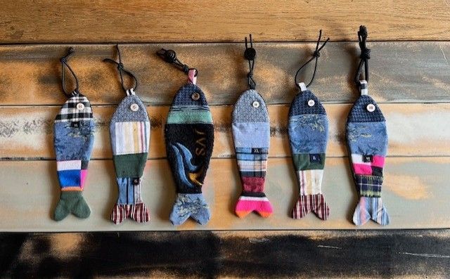 visjes gemaakt in atelier Biezonder van dierbare kleding als een tastbare herinnering