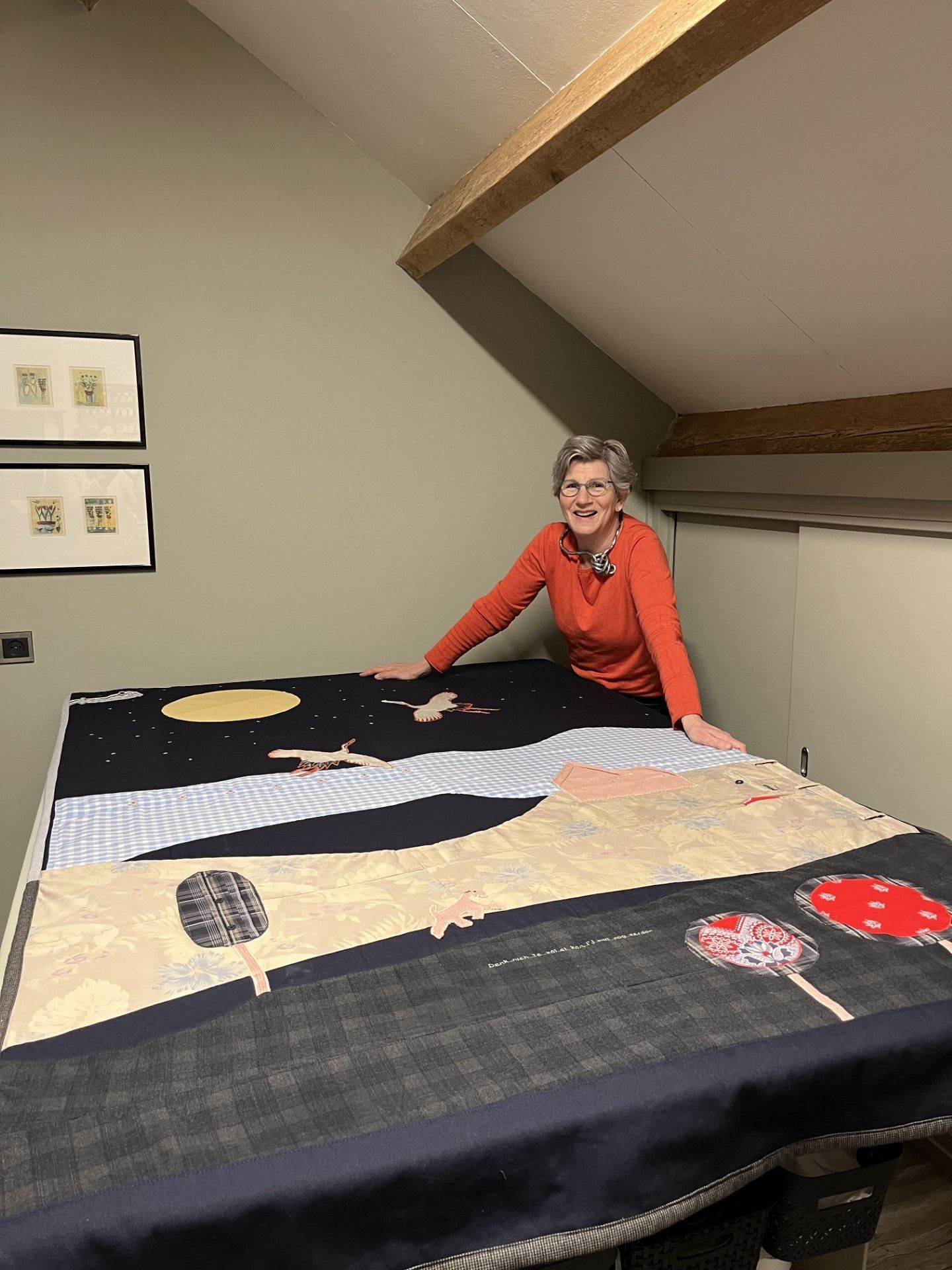 Ell Jans bij haar werktafel in atelier Biezonder