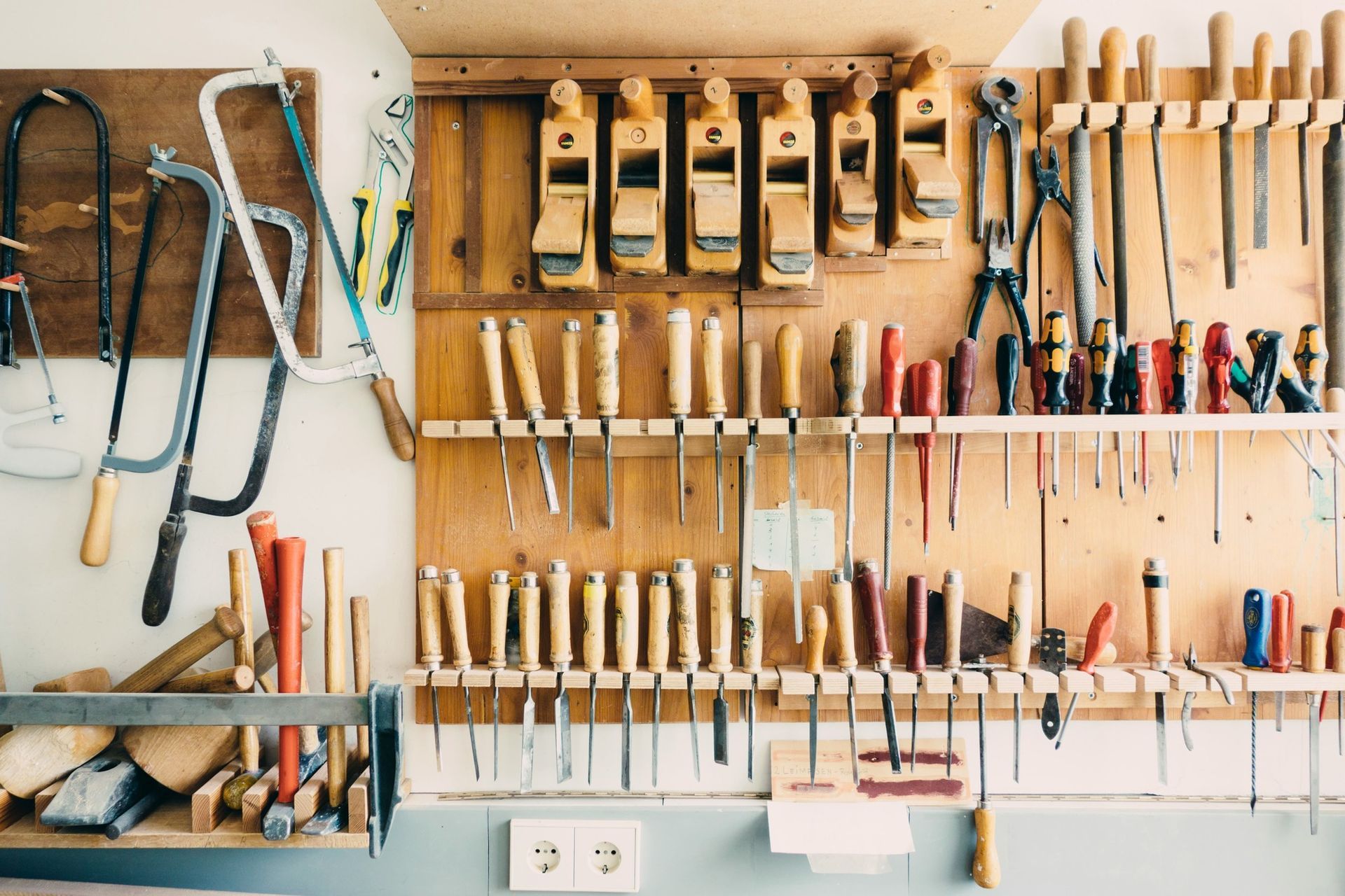 Parete attrezzata di un laboratorio artigianale