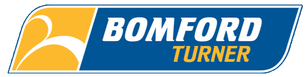 Het logo van Bomford Turner: een blauw-gele rechthoek met de tekst "BOMFORD TURNER".