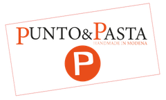Logo PUNTO&PASTA con testo arancione e una grande
