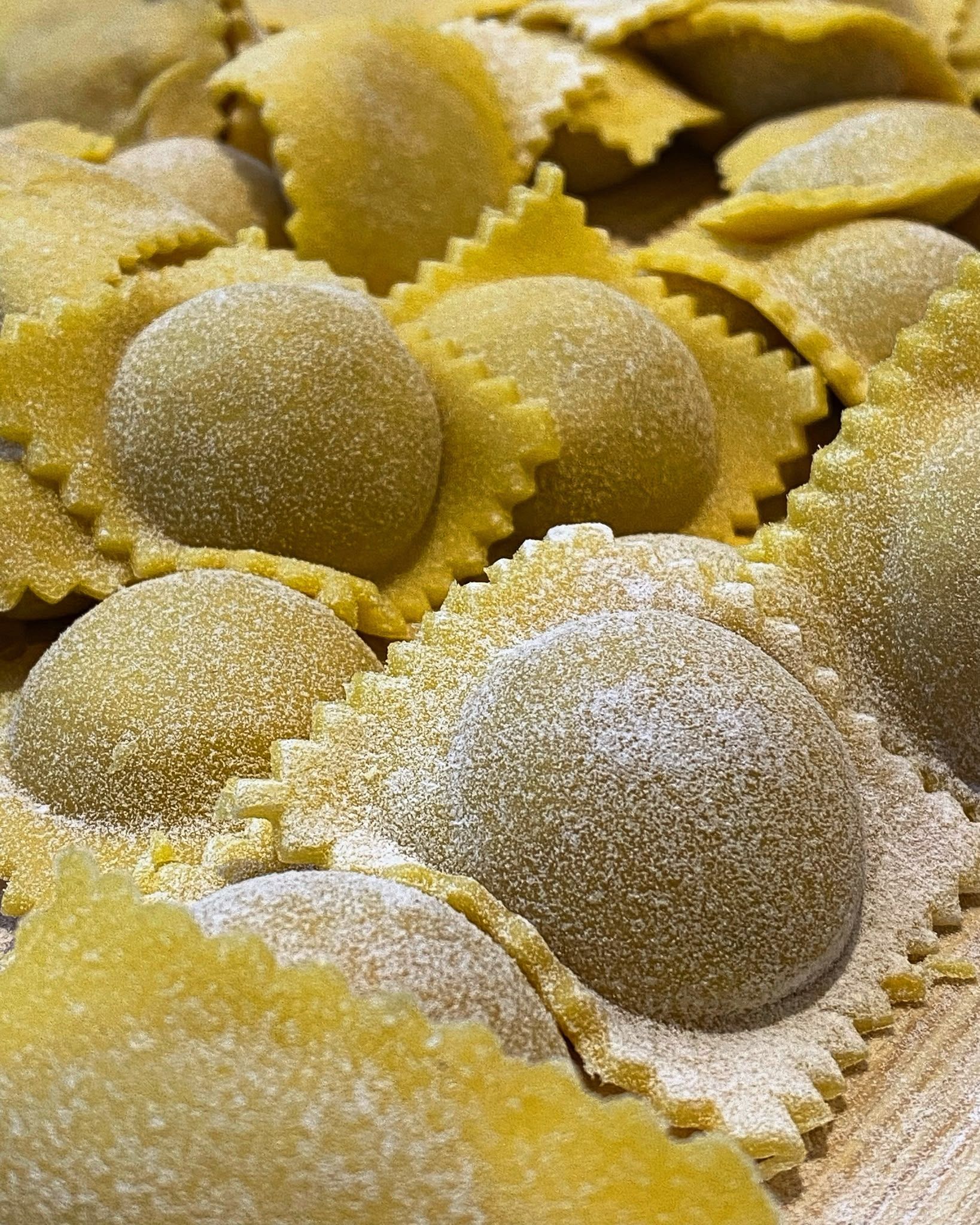 Primo piano di ravioli infarinati su un vassoio