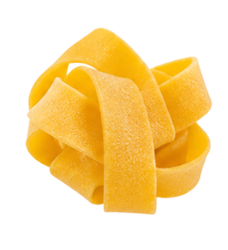 Nidi di pasta gialla attorcigliata su sfondo bianco