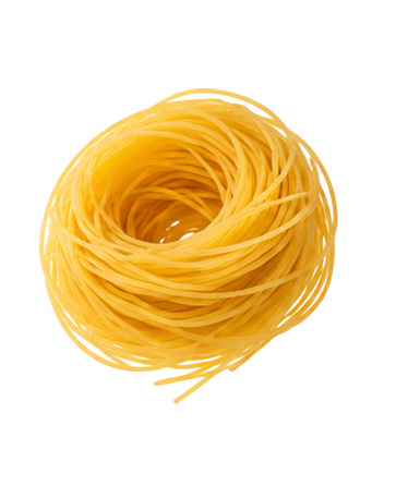 Un nido di spaghetti gialli crudi su sfondo bianco