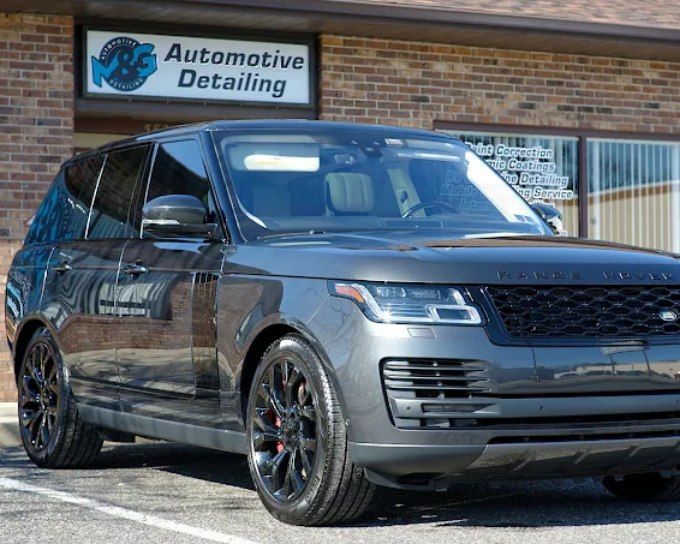 Silver Range Rover with ceramic coating and a showroom-quality glossy finish.