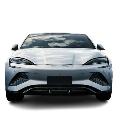 Vista frontal de um carro esportivo prateado com uma elegante grade e faróis pretos sobre um fundo branco.
