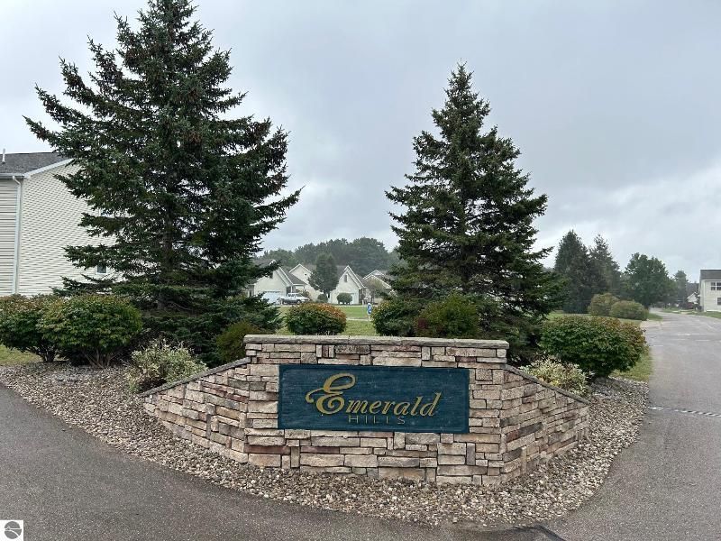 A stone sign with the word emerald on it