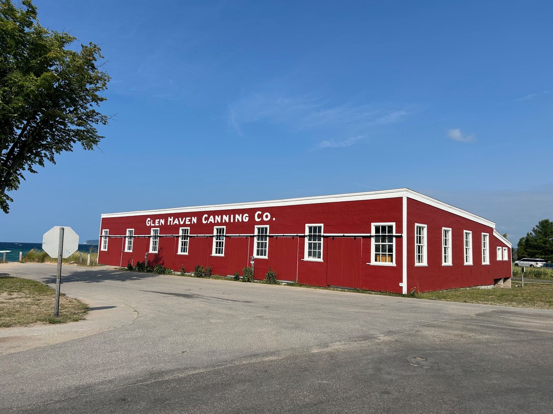 A red building that says sun river brewing co. on it