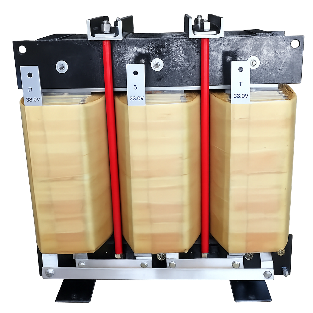 Trasformatore trifase con bobine avvolte, barre rosse e supporti metallici, appoggiato su un pallet.