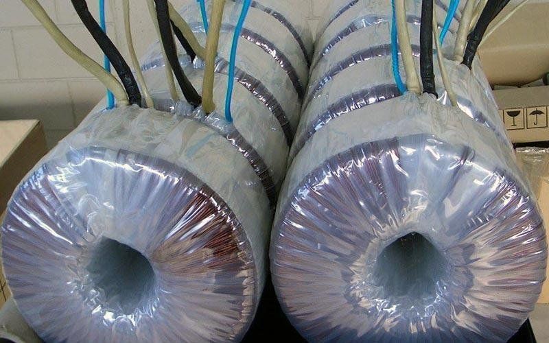 Due oggetti cilindrici, avvolti in materiale bianco e plastica, da cui fuoriescono dei fili.