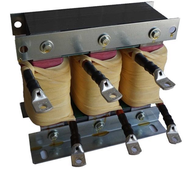 Bobina di induttanza trifase con terminali, montata su staffe metalliche. Le bobine sono avvolte con nastro color cuoio.