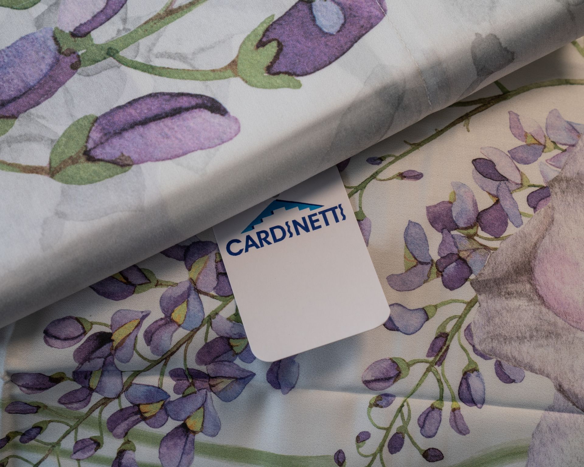 Tessuto con stampa glicine viola ed etichetta 
