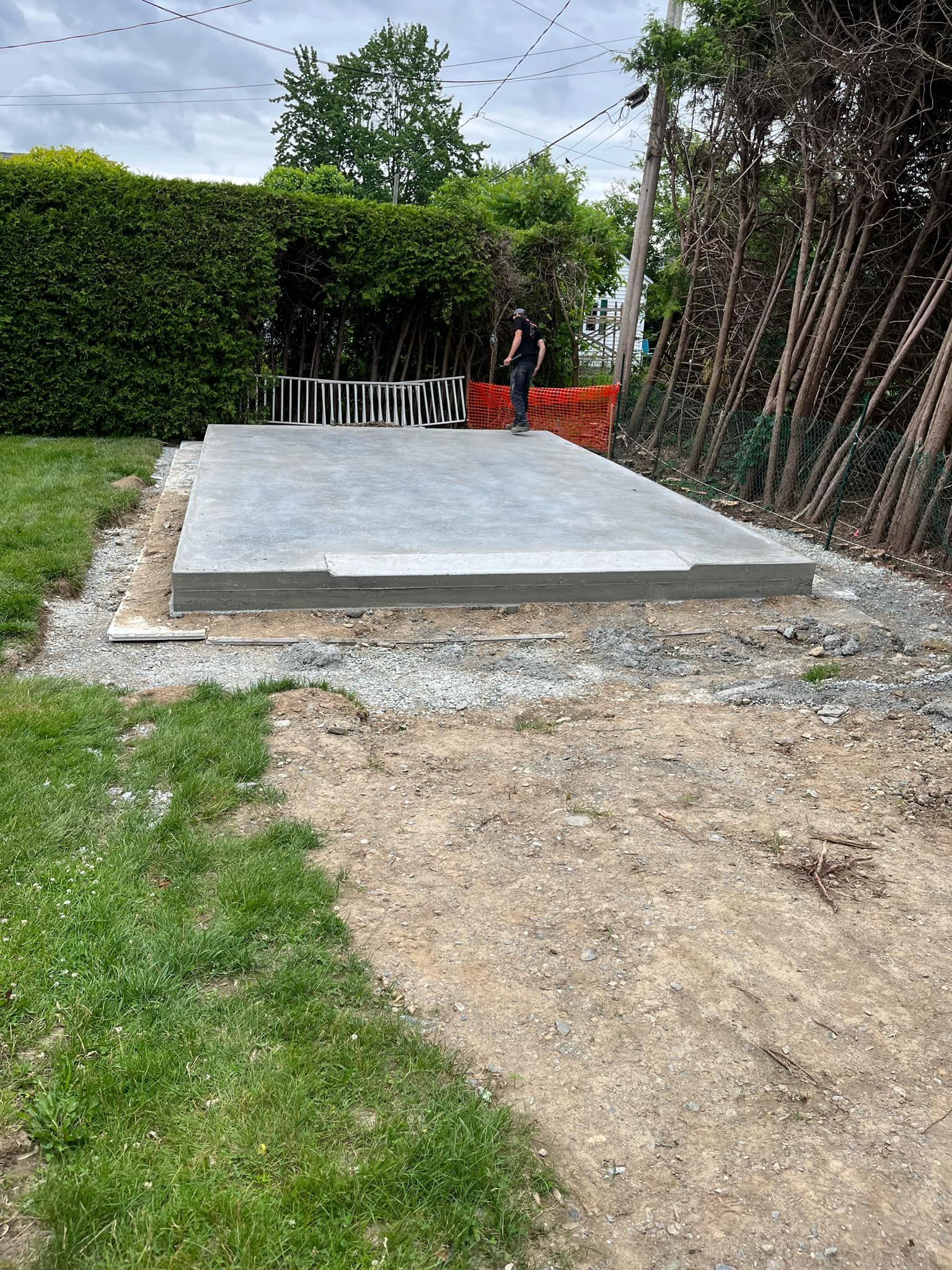Une dalle de béton est en cours de construction dans une cour arrière.