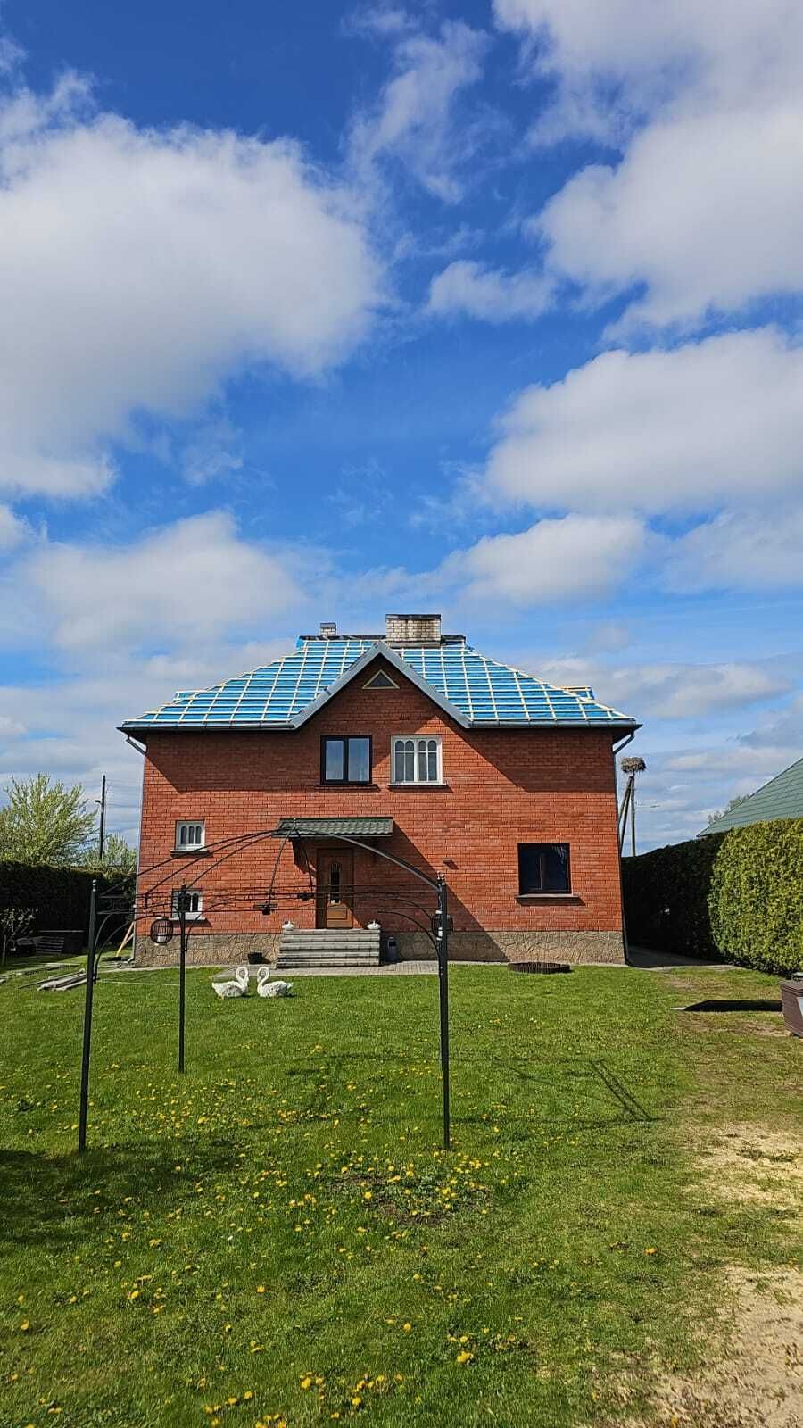 Akmens mūrēšanas process tuvplānā