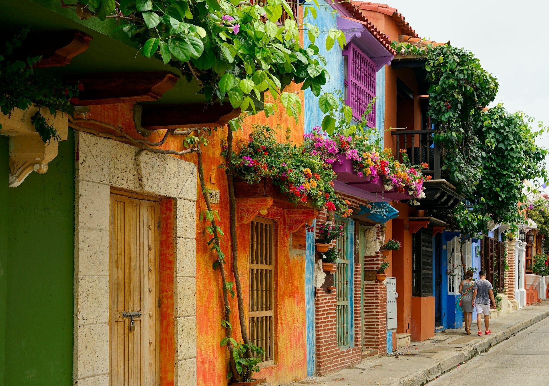 Una hilera de edificios coloridos alineados en una calle.