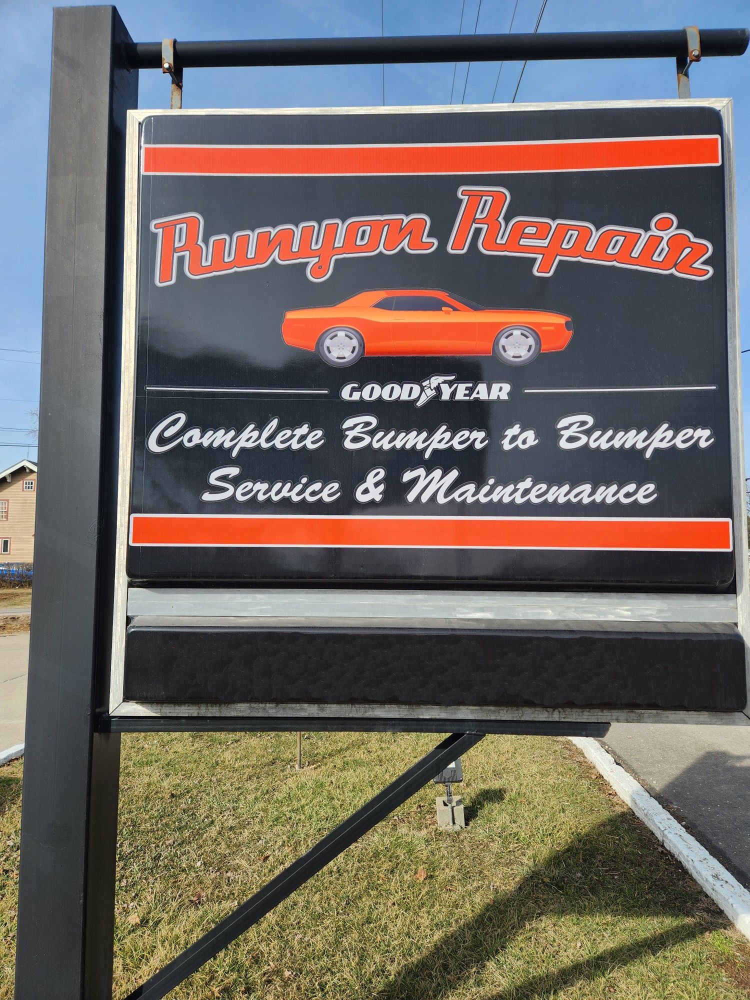 SignThe building | Runyon Repair & Tire