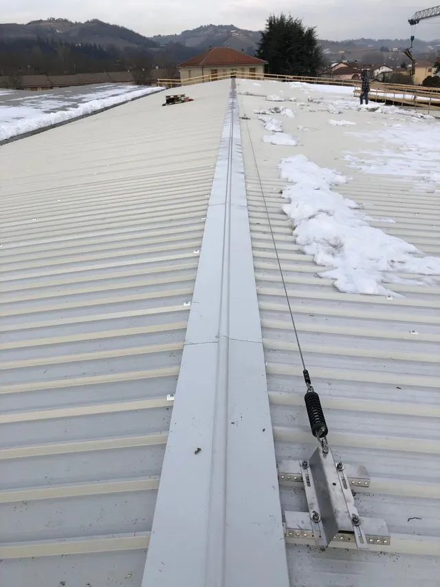 tetto con linea vita e cumuli di neve