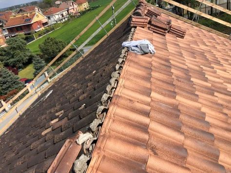 smantellamento dell'amianto da un tetto ad Asti