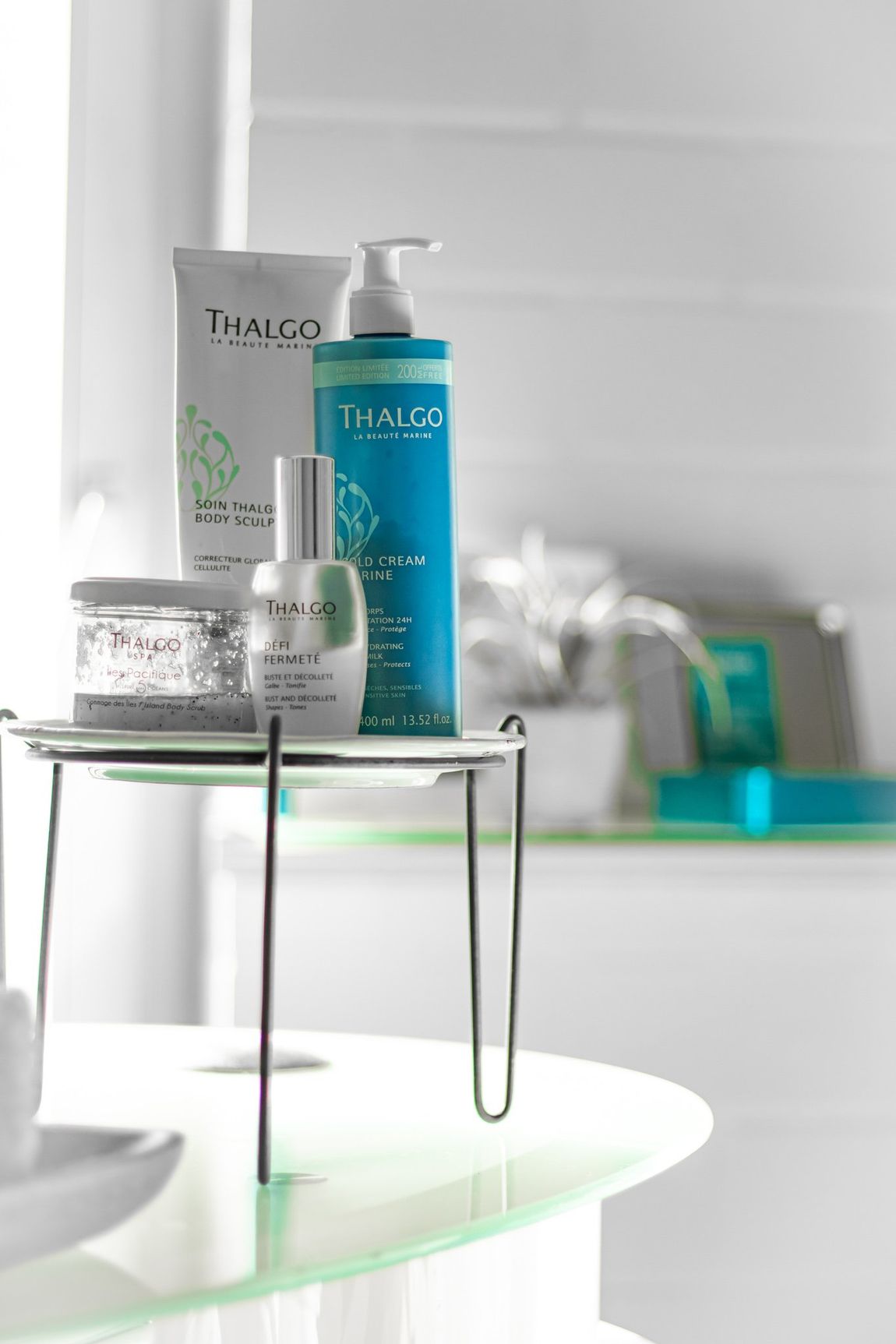 Ein Regal mit einer Flasche Lotion darauf