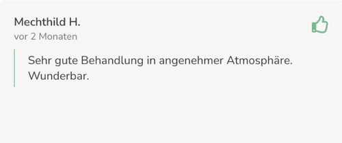 Ein weißer Hintergrund mit einem grünen Pfeil, der nach rechts zeigt.