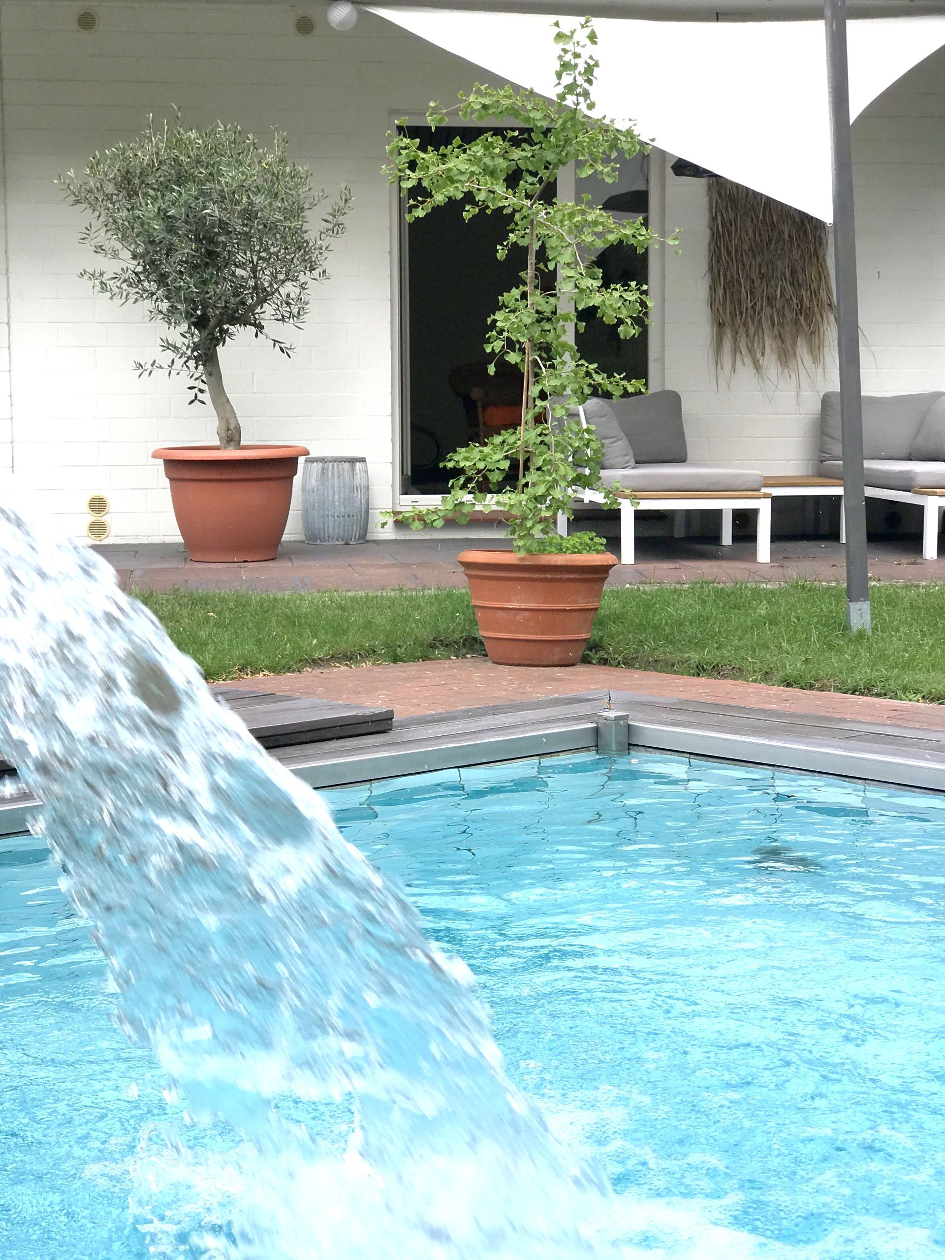 Ein Schwimmbecken mit einem Springbrunnen in der Mitte