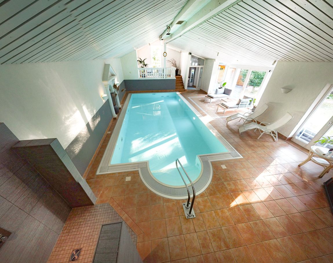 Ein großes Hallenbad in einem Haus