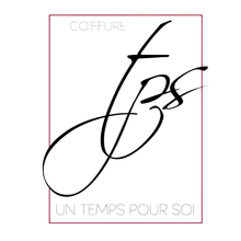 Logo stylisé en caractères noirs à l'intérieur d'un fin carré rouge, avec un texte français discret en haut et en bas sur fond blanc.