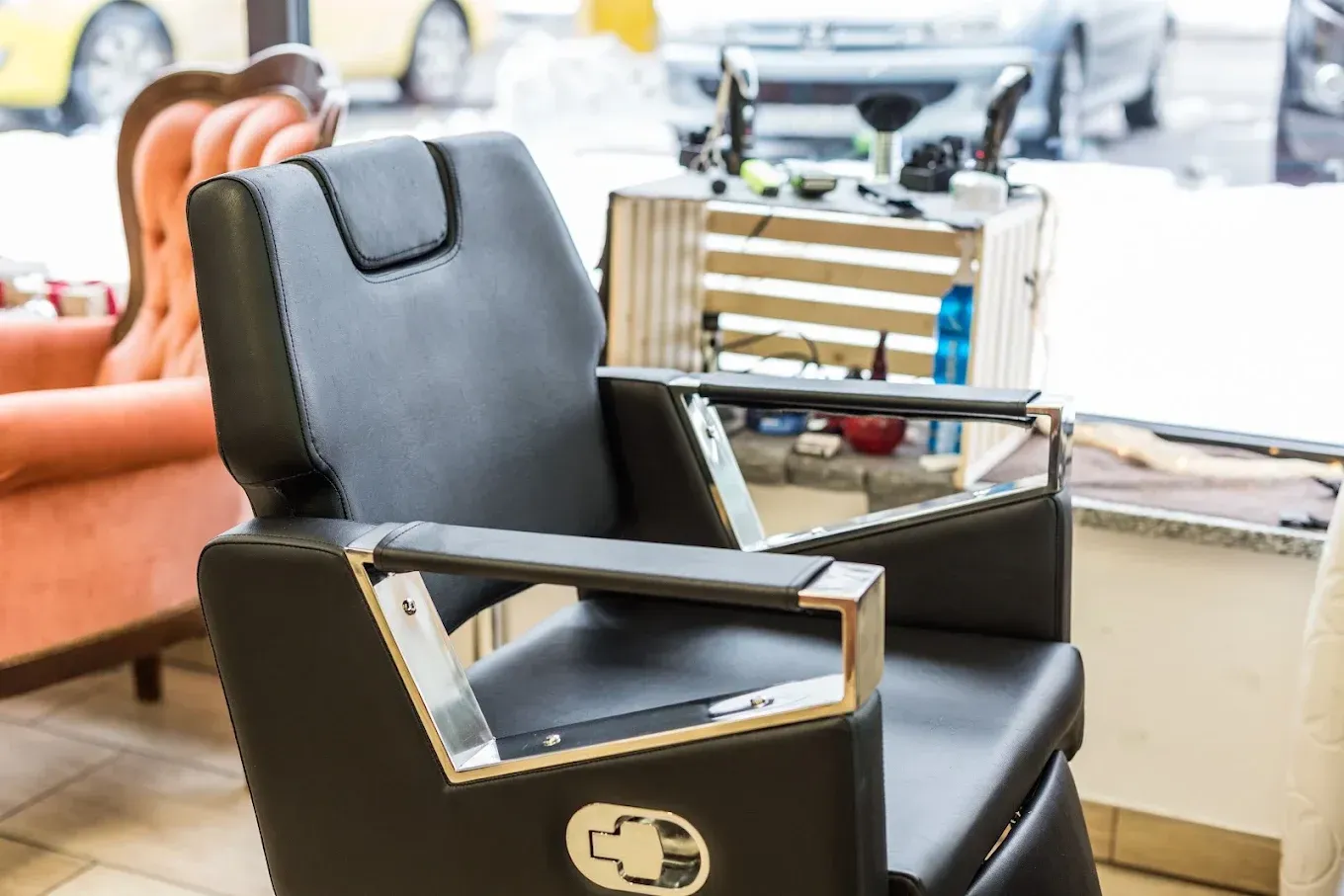 Fauteuil de salon noir avec accoudoirs dans un salon de coiffure ou un salon de beauté lumineux