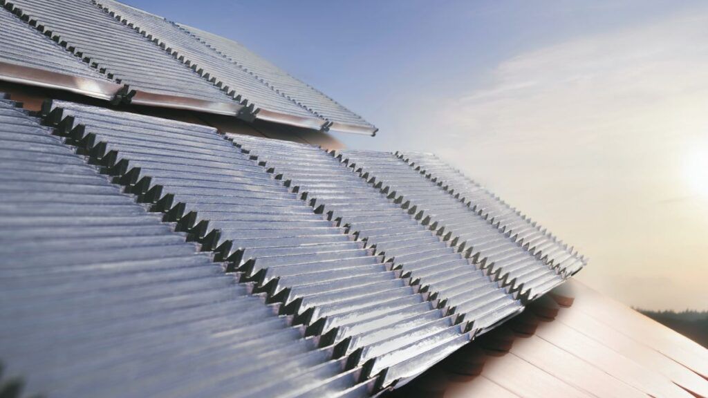 Eine Nahaufnahme eines Dachs mit vielen Solarmodulen darauf.
