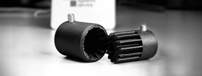 Ein Schwarzweissfoto von zwei Plastikstücken auf einem Tisch.