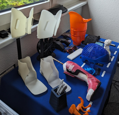 Ein Tisch mit einem Haufen Prothesen darauf