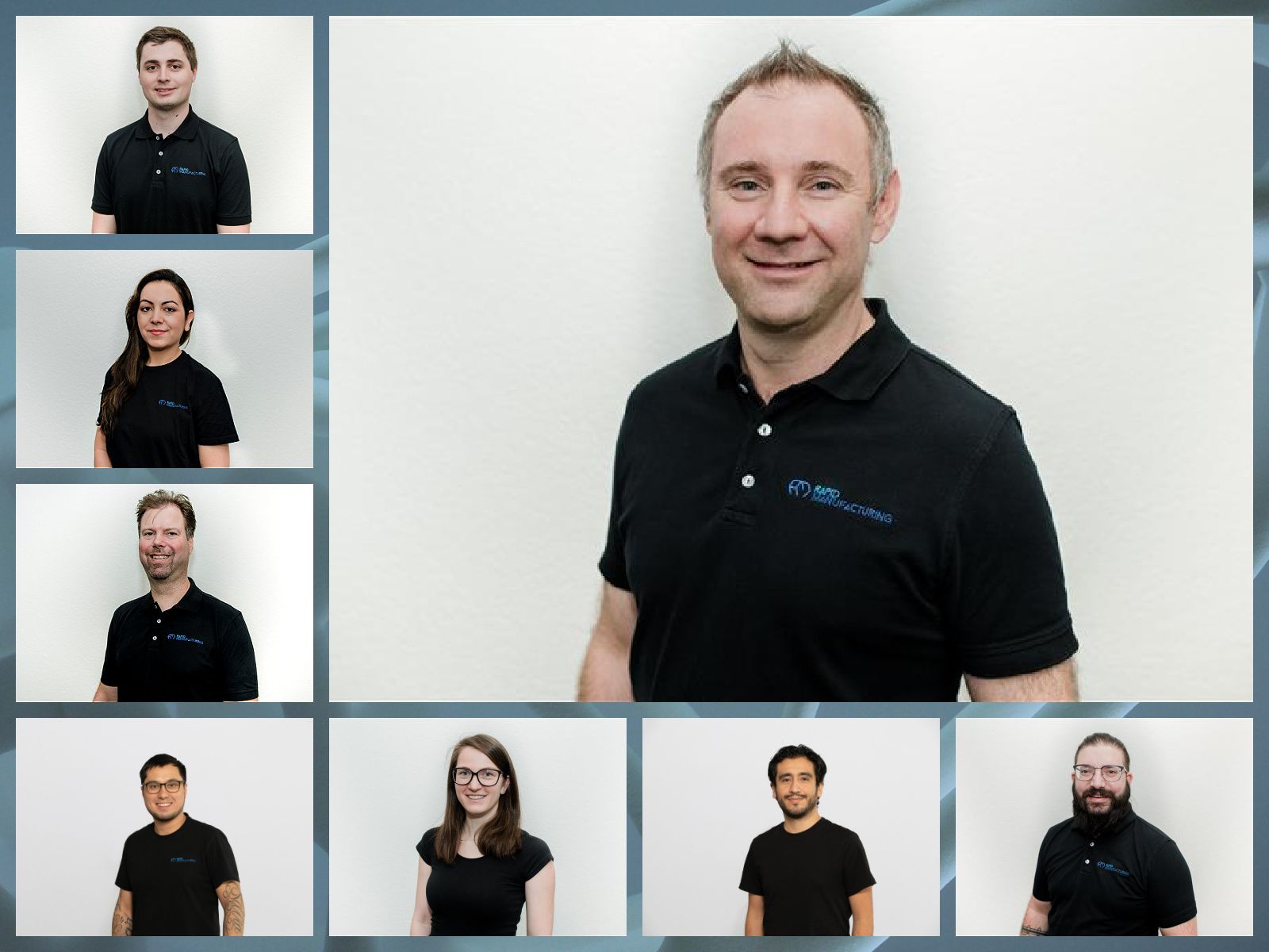 Eine Gruppe von Menschen, die für ein Foto posieren, darunter ein Mann in einem schwarzen Hemd