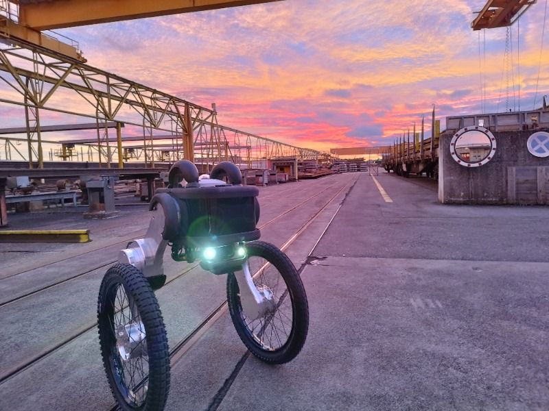 Ein Fahrrad steht auf einem Parkplatz mit einem Sonnenuntergang im Hintergrund