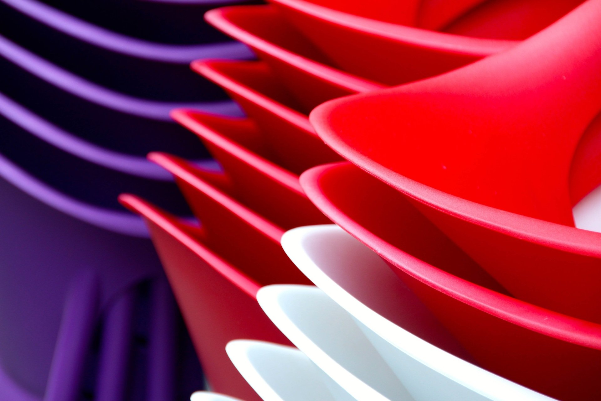 Ein Stapel rot-weiss-violetter Plastikschüsseln