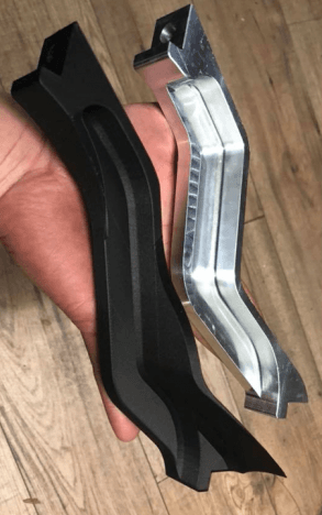 Eine Person hält zwei Metallstücke in der Hand