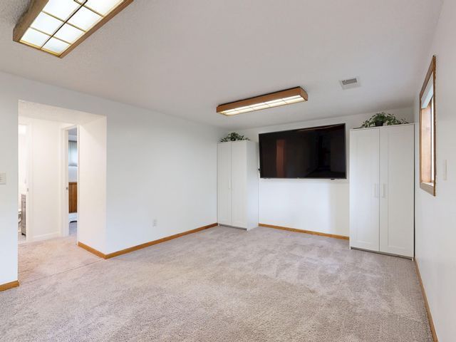 empty+room+with+tv+on+the+wall