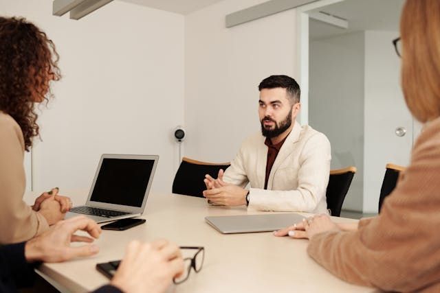 four+people+having+a+meeting